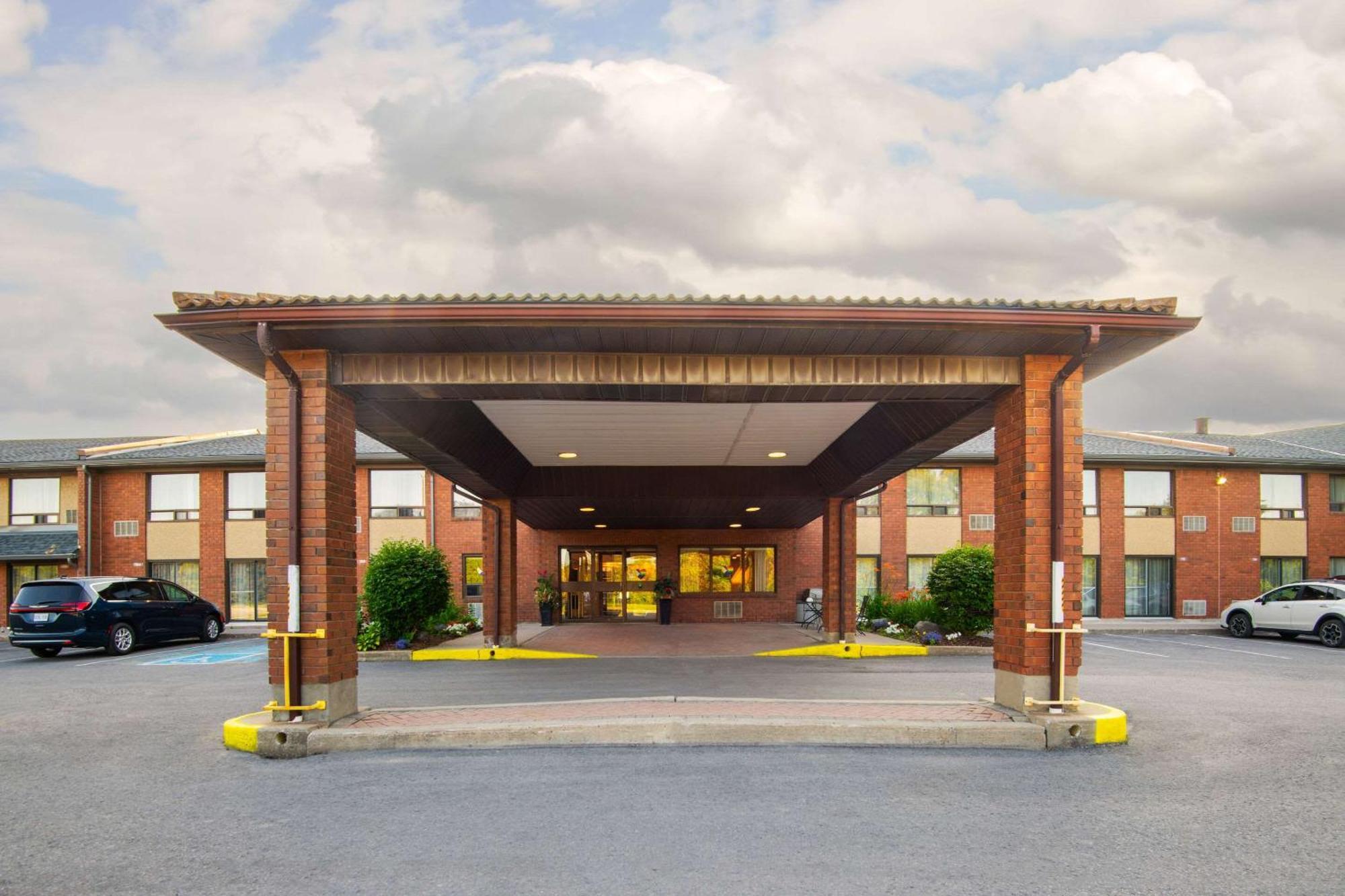 Comfort Inn Kingston Highway 401 Exterior foto